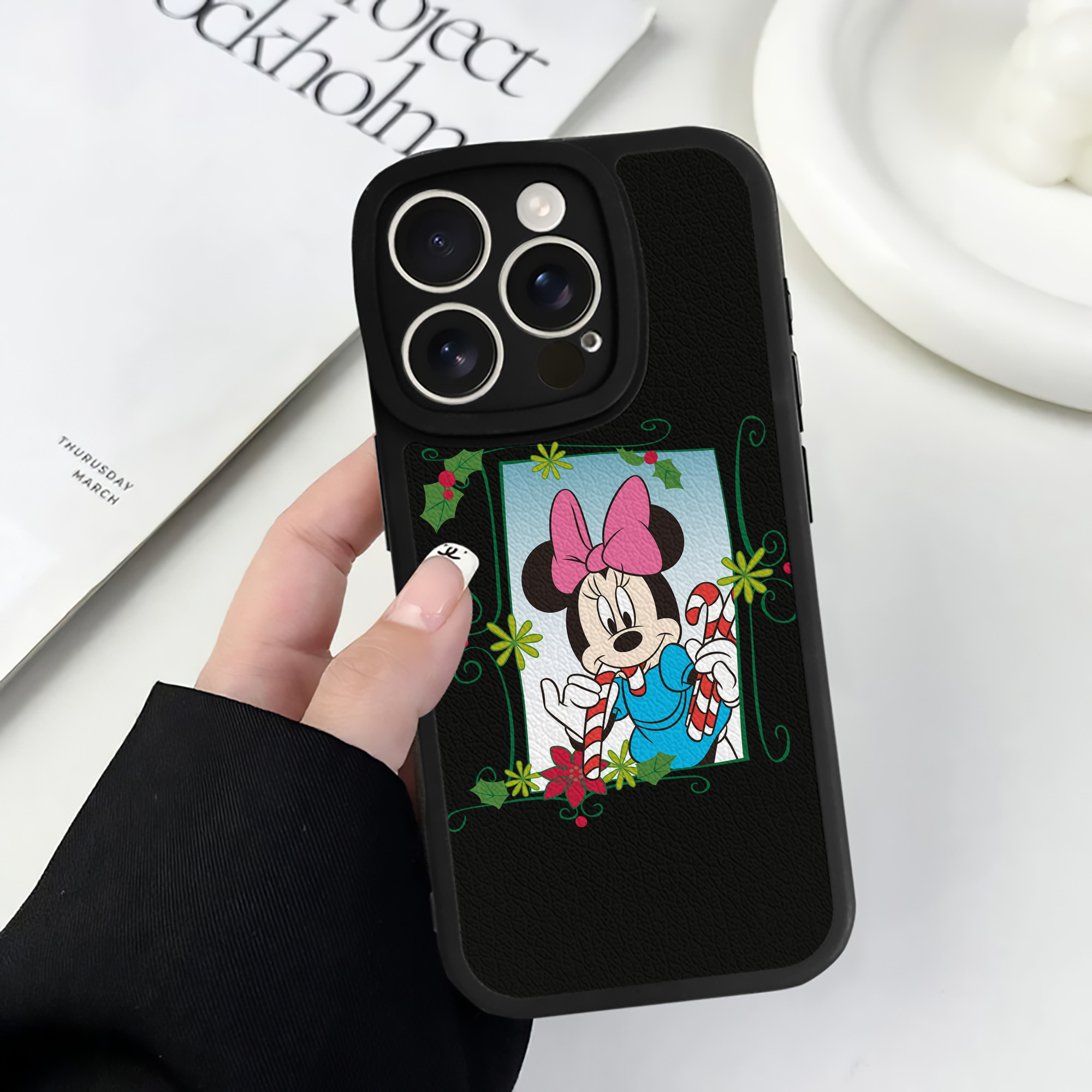 （画像用） ミッキーマウス Mickey Mouse 【iPhone 16シリーズ対応】シリコンスマホケース（レザー調） 材質：シリコン